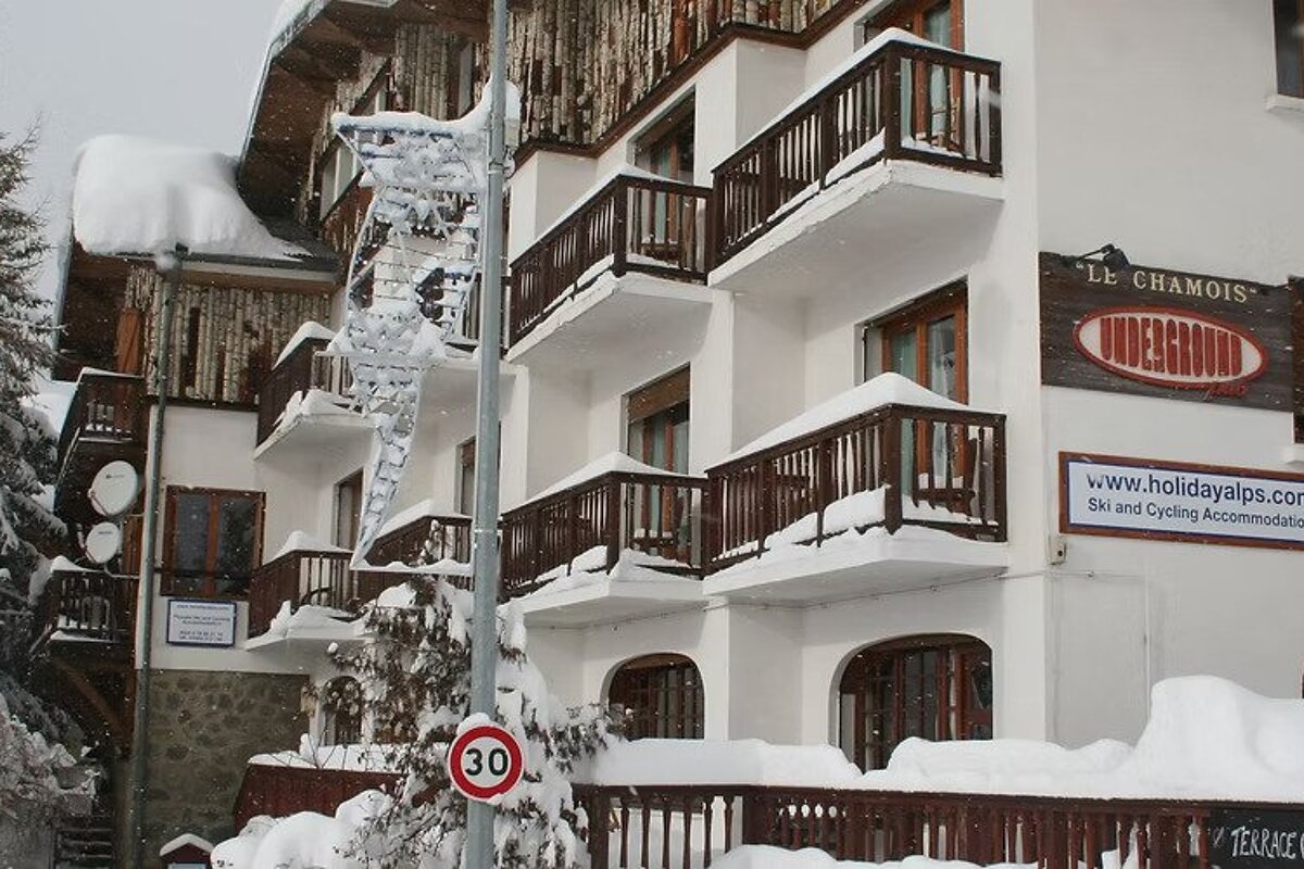 A building with a sign that says le chamois