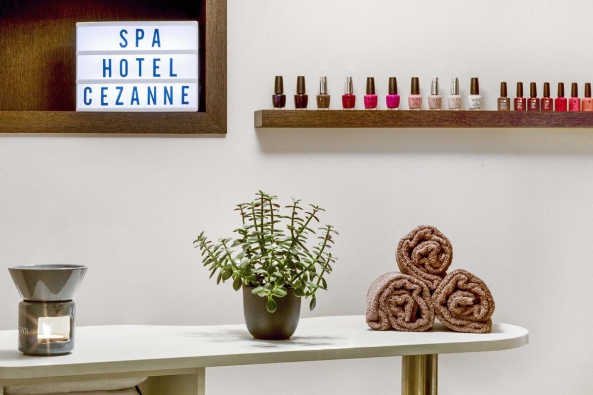 A sign that says spa hotel cezanne on it