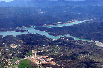 an aerial shot of Lac de Saint-Cassien