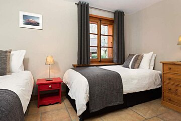 The Castle Chalet, Chamonix - Centre twin bedroom