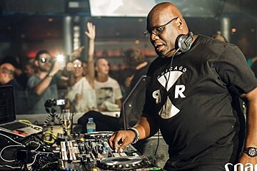 A man wearing headphones and a shirt that says chicago on it