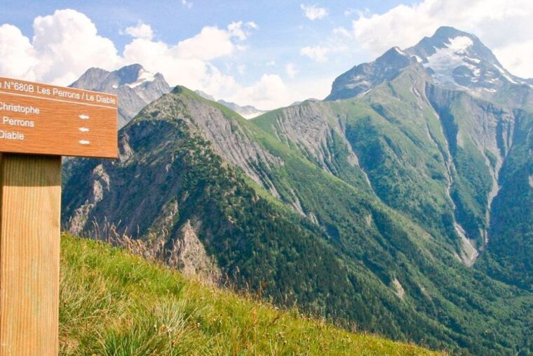 a sign in 2 alpes for walking routes