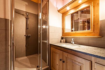 Des Amis Chalet, Morzine shower room