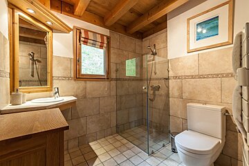 Des Amis Chalet, Morzine shower room