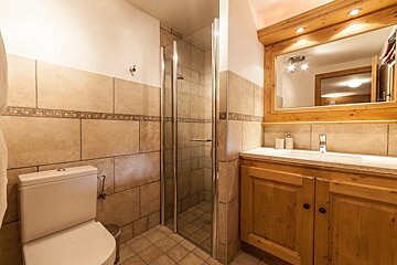 Des Amis Chalet, Morzine shower room