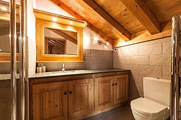 Des Amis Chalet, Morzine shower room