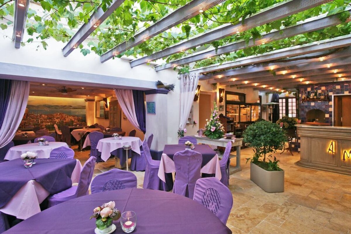 L'Auberge des Maures Restaurant, Saint Tropez interior