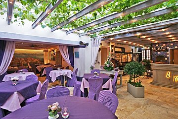 L'Auberge des Maures Restaurant, Saint Tropez interior