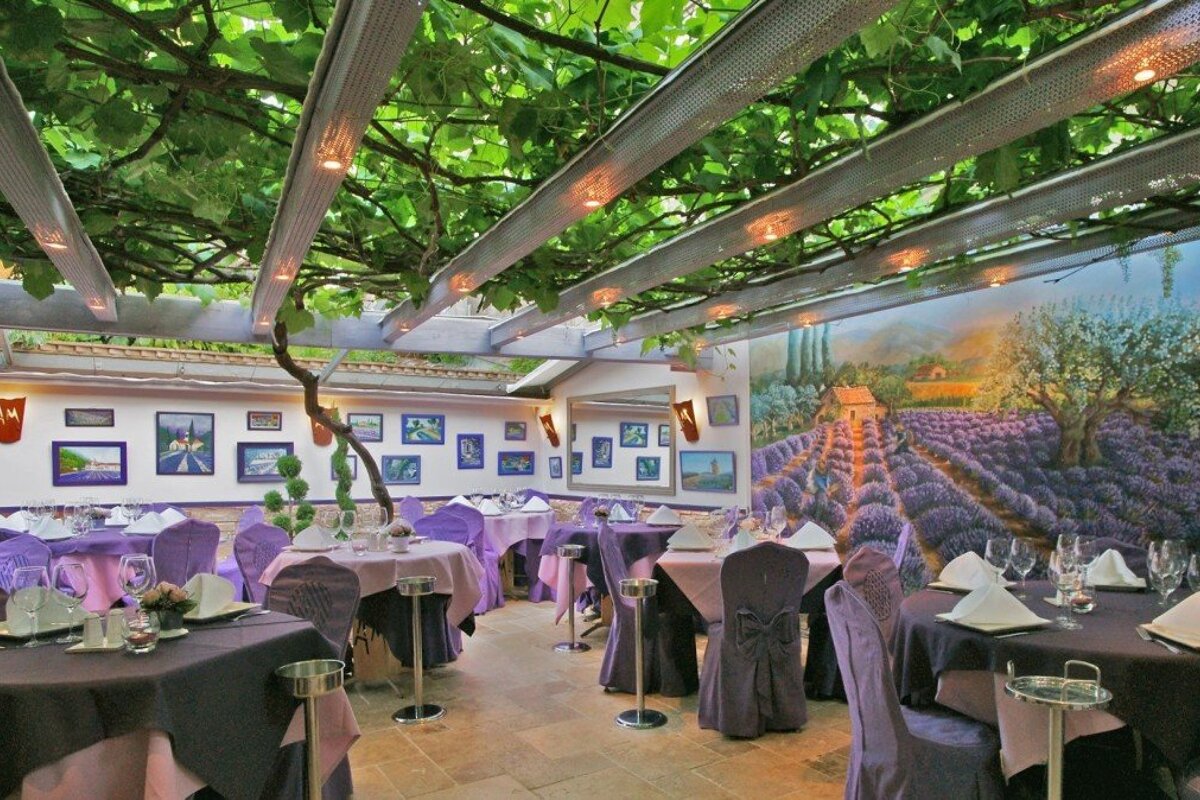 L'Auberge des Maures Restaurant, Saint Tropez interior