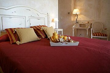 Le Clos de la Glycine Hotel, Roussillon double bedroom