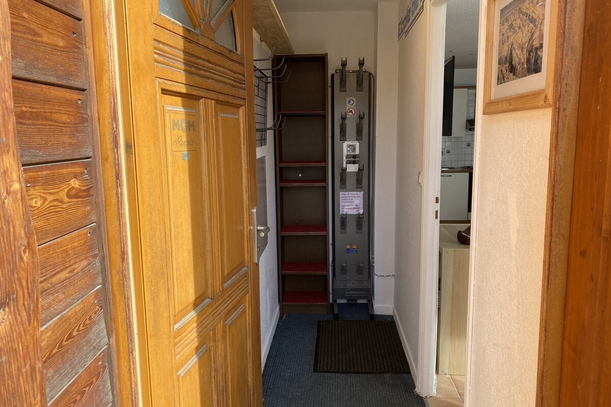 A hallway with a sign on the door that says ' toilette '