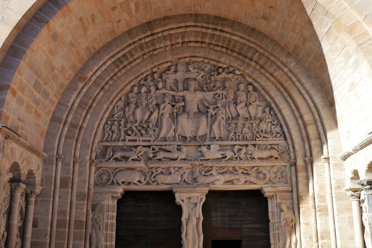 stone carving above the door of the abbey in beaulieu sur dordogne
