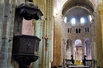 pulpit inside the abbey in beaulieu