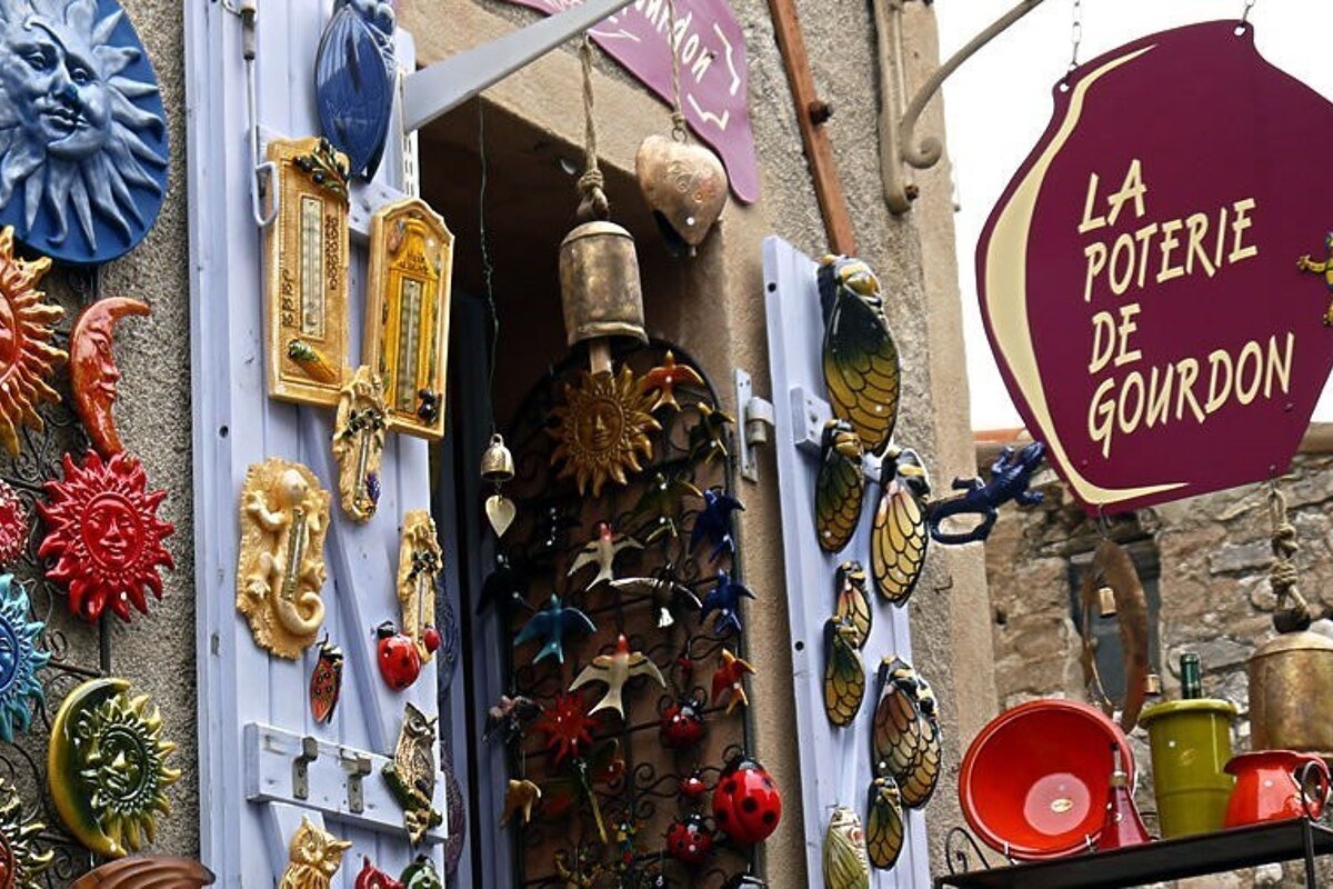 exterior or a pottery shop in proevnce