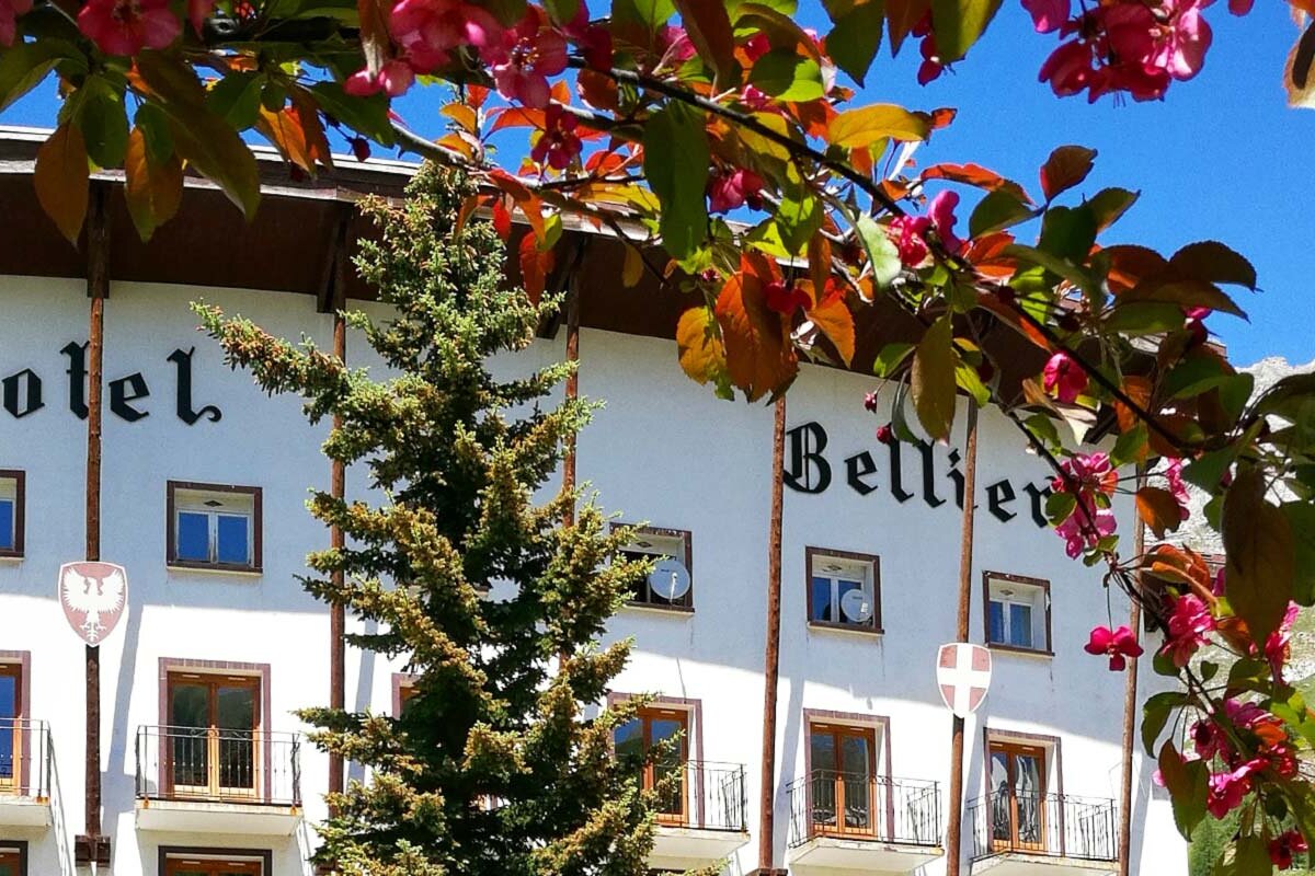 A white building with the word bellier on it