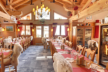 Chalet de Luigi Restaurant, Arc 1950 interior