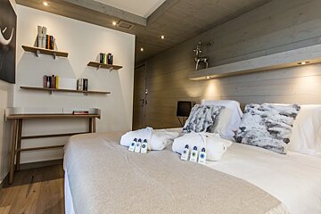 Keystone Lodge - Apartment C04, Courchevel Moriond 1650 double bedroom