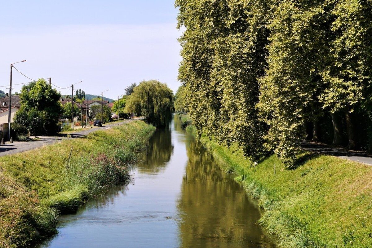 view along the canal in Lalinde