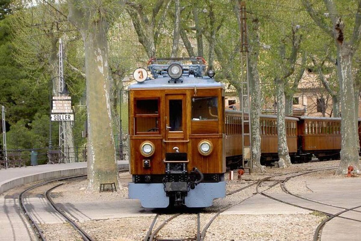 Soller vintage train teams up with UNICEF
