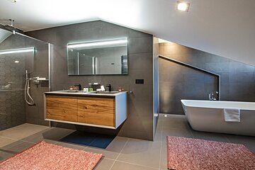 A bathroom with two sinks and a bathtub
