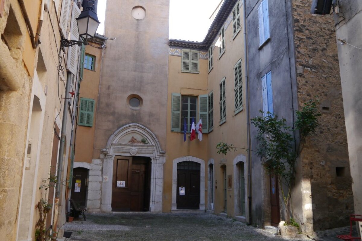 the place de l'eglise in biot