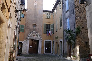 the place de l'eglise in biot
