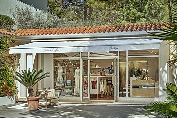 The outside of a store called salon de coiffure