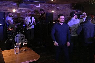 a band in a bar in Alpe d'Huez