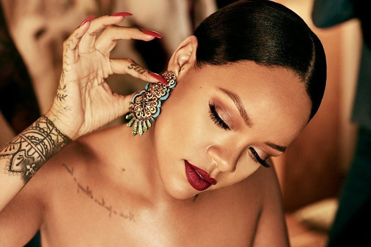 Rihanna showing off chopard jewellery