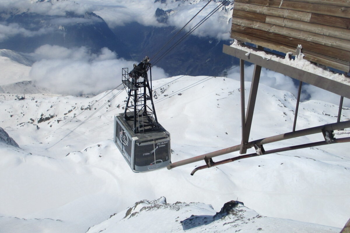 a cable car in alpe dhuez