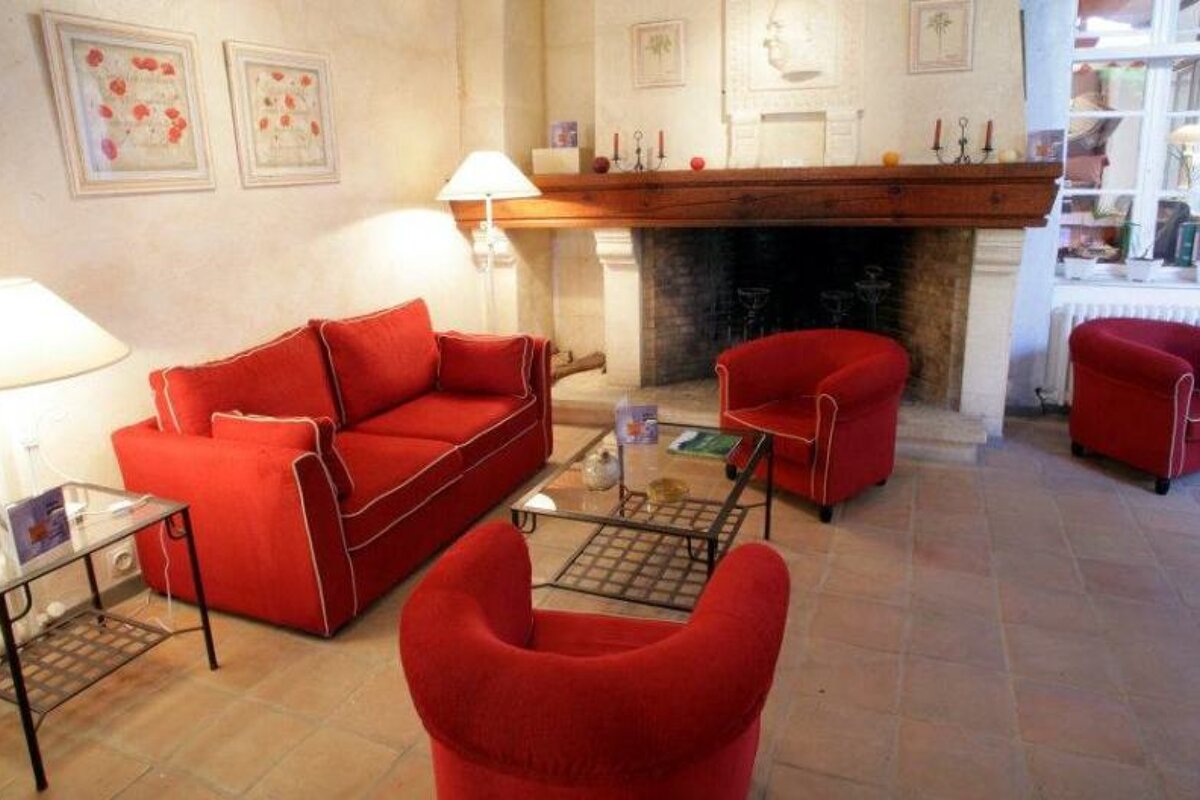 Le Clos de la Glycine Hotel, Roussillon lounge room 