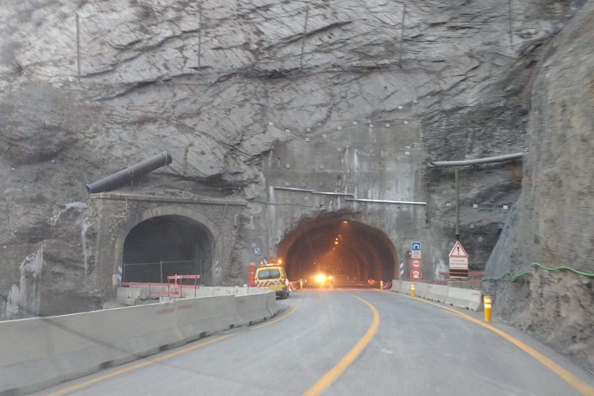 two road tunnels near 2 alpes