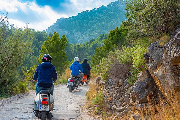 A scooter with a license plate that says 3739 jxl