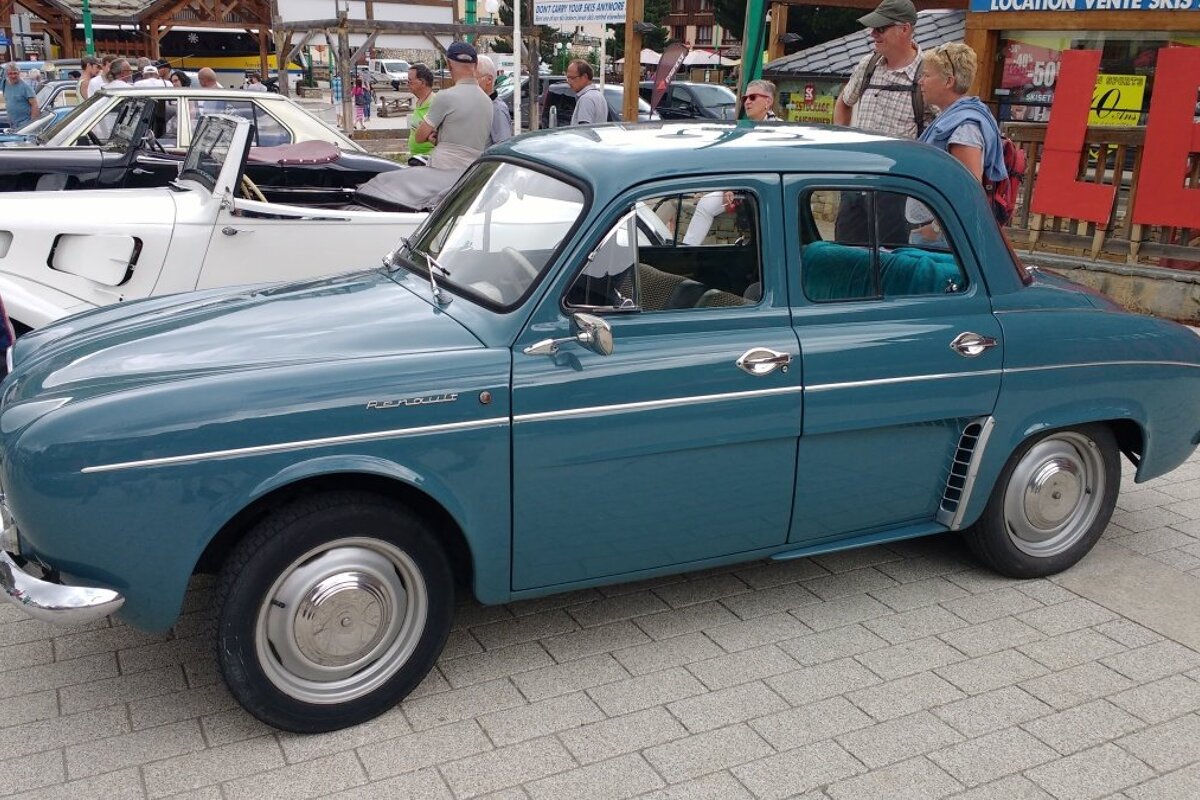 classic cars in 2 alpes Vintage Car Show