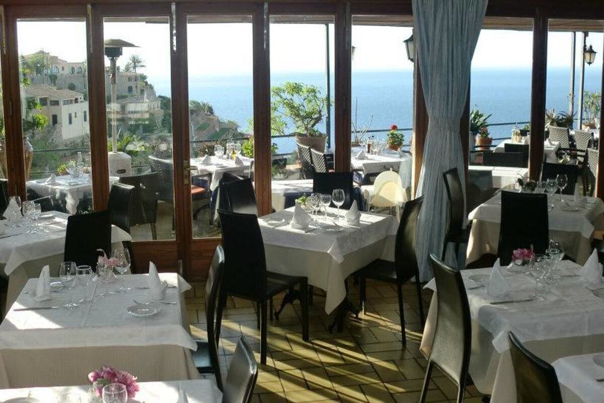 Son Tomas Restaurant, Banyalbufar interior