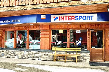 A store front with a sign that says intersport