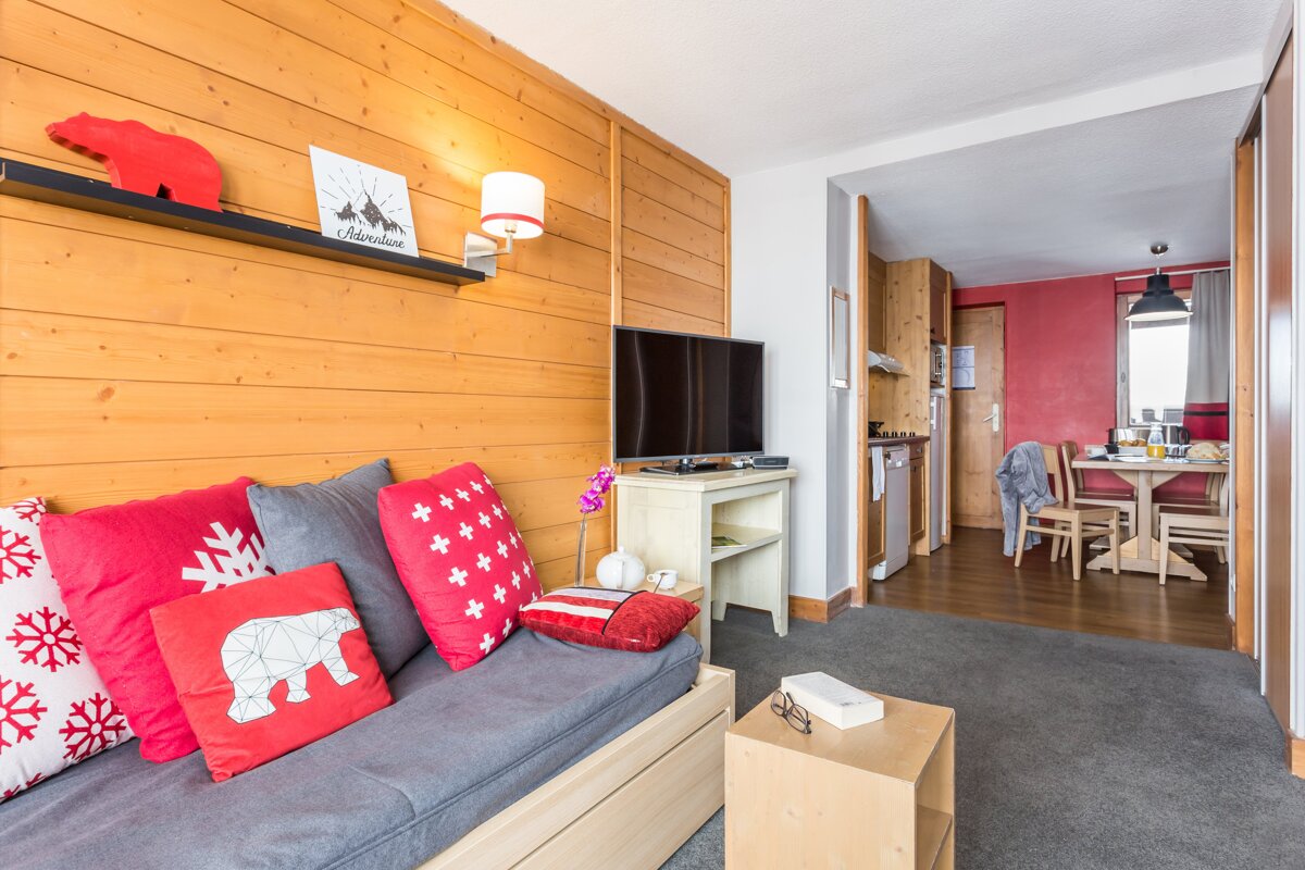 A living room with a sign on the wall that says montagne