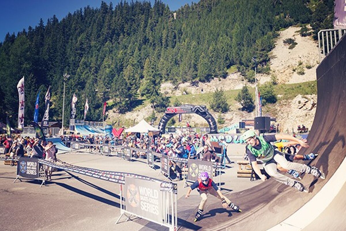 A skateboarder is going down a ramp with a sign that says world skate series