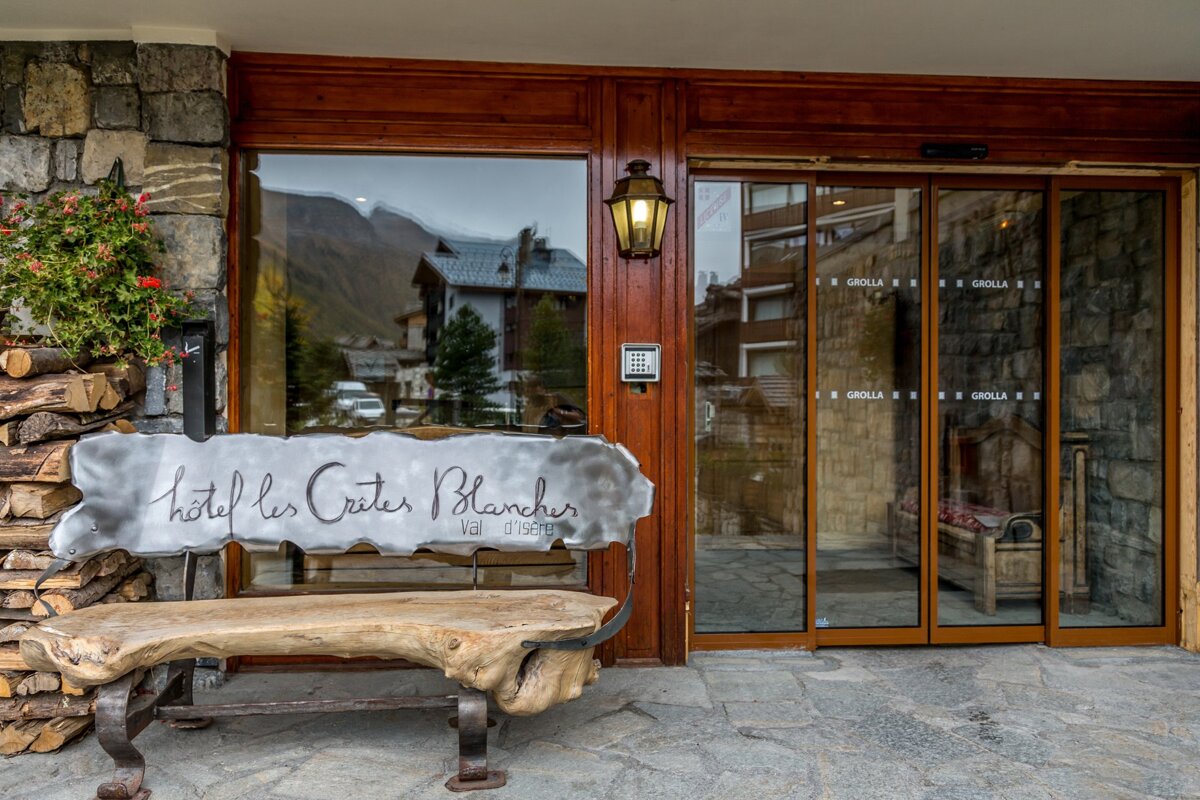 A sign that says hotel les cartes blanches on it