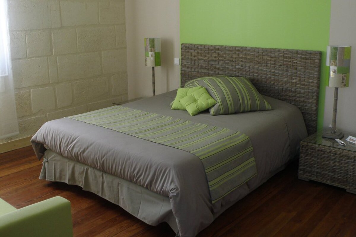 La Halte Montaigne, South-East Bordeaux double bedroom