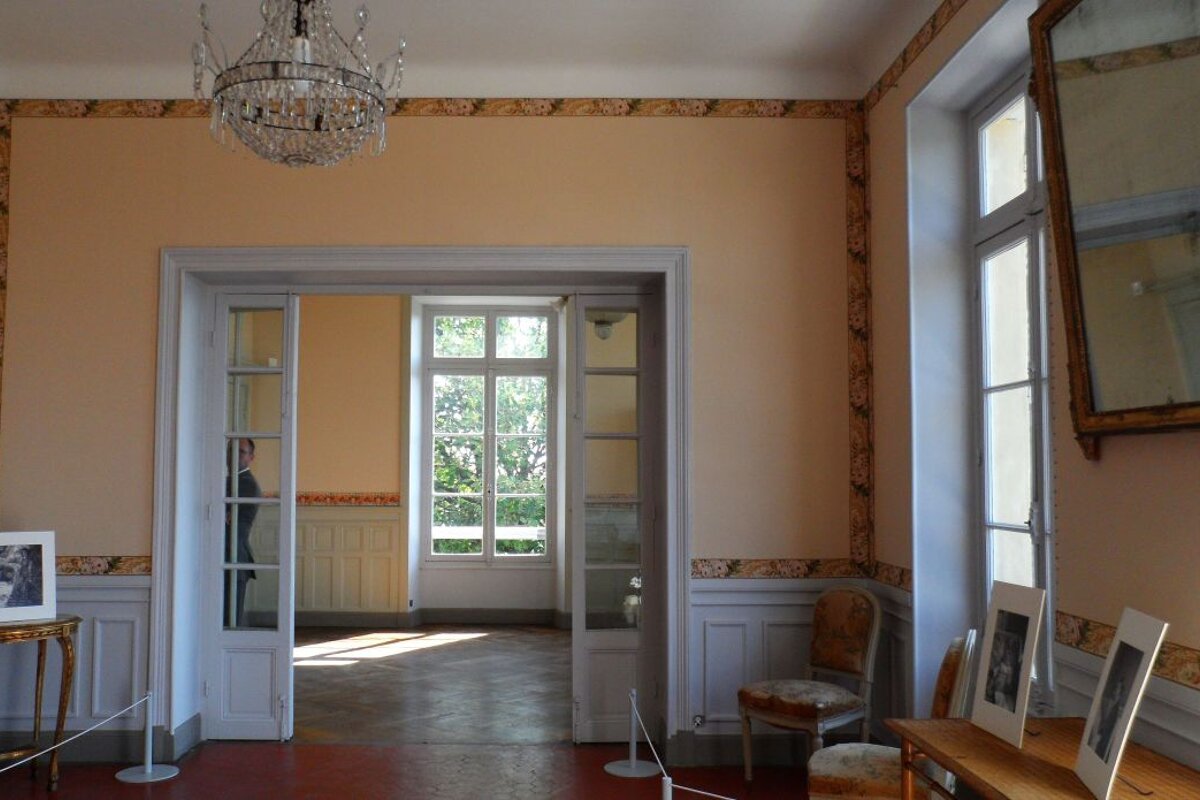 A room with a chandelier hanging from the ceiling