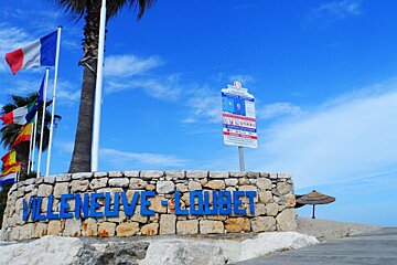 the entrance to the beach