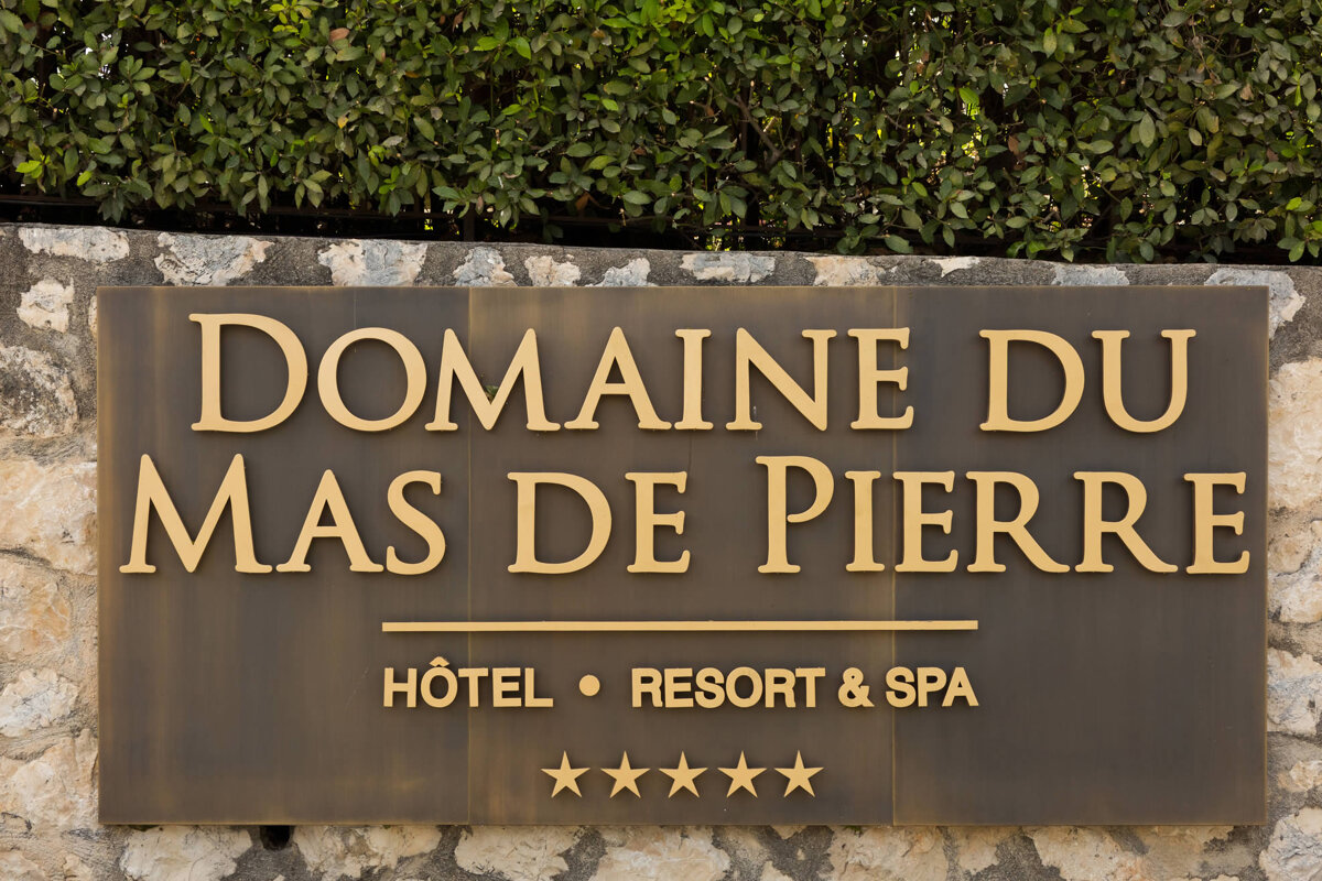 plaque-entree-du-domaine-du-mas-de-pierre-saint-paul-de-vence-cote-dazur.jpg