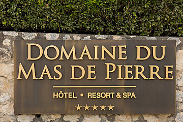 plaque-entree-du-domaine-du-mas-de-pierre-saint-paul-de-vence-cote-dazur.jpg