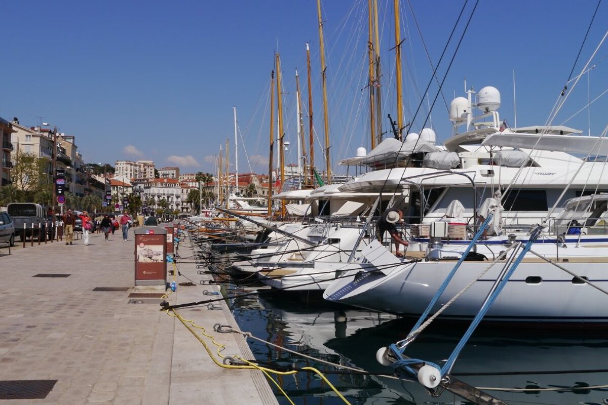looking along the yachts on quai saint-pierre in cannes