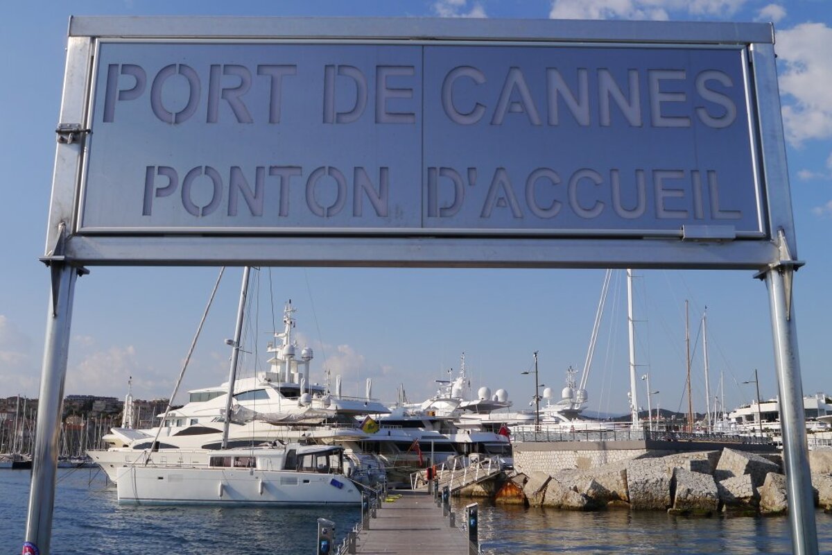 the pontoon and welcome sign for the port de cannes