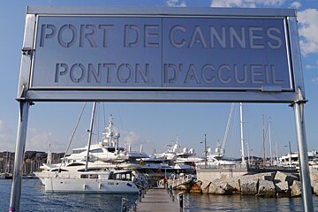 the pontoon and welcome sign for the port de cannes
