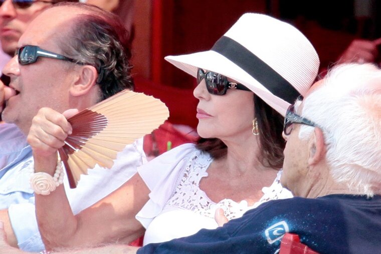 actress Joan Collins relaxing in a Saint Tropez cafe