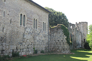 the outer walls of a roman ruin in perigueux