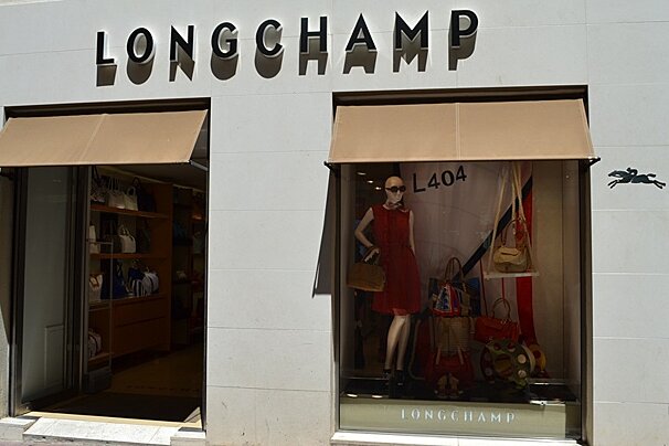 image of the outside of the Longchamp shop in Avignon with a handbag window display